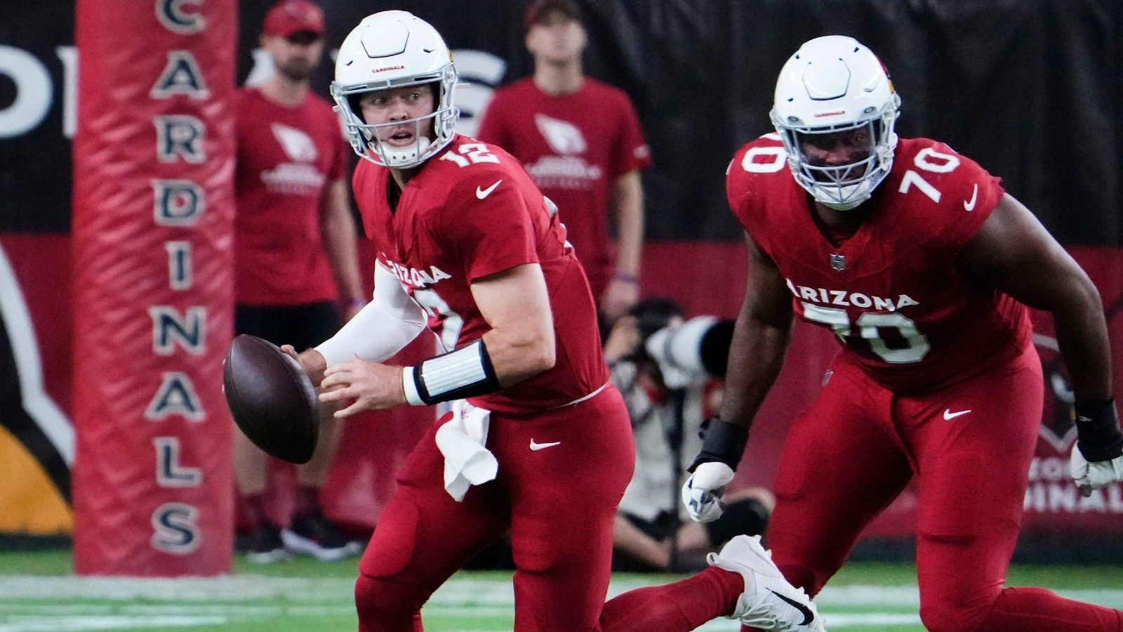 <strong>Cut-Kandidat: Colt McCoy (Quarterback, Arizona Cardinals)</strong><br>Die ganze Offseason über wurde der Spielmacher als Starter für Woche 1 gehandelt - während Kyler Murray sich weiter von seinem Kreuzbandriss erholt. Nach einigen Unpässlichkeiten im Kampf mit Rookie Clayton Tune wurde nun auch noch Joshua Dobbs als weitere Konkurrenz geholt.&nbsp;