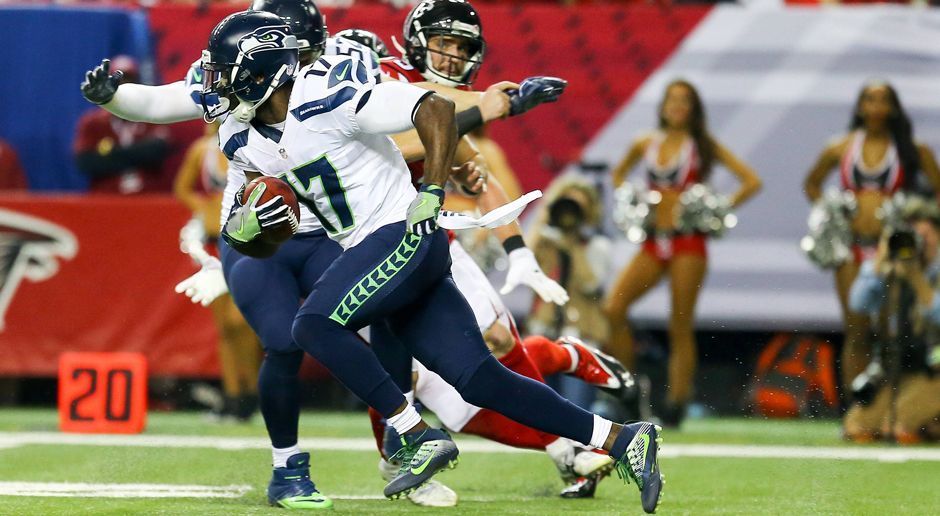 
                <strong>Verlierer: Special Team der Seahawks</strong><br>
                Erst Anfang Januar nehmen die Seahawks Punt Returner Devin Hester unter Vertrag. Gegen die Atlanta Falcons kommt der 34-Jährige auch zum Einsatz und knüpft mit einigen attraktiven Returns an seine Glanzzeiten in Chicago an. Problem: Immer wieder läuft er wegen unnötiger Penaltys umsonst. Bereits der Opening Kickoff Return, den Hester bis zur 26-Yards-Linie trägt, wird zurückgepfiffen - Grund: Holding.
              