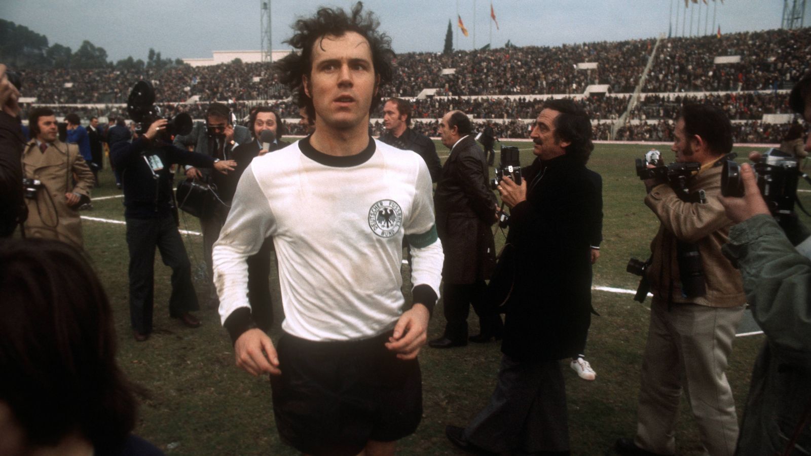 
                <strong>Franz Beckenbauer</strong><br>
                Franz Beckenbauer hat alles gewonnen, dazu die Position des offensiv aktiven Liberos unnachahmlich verkörpert. Von der FIFA wurde er in die Weltauswahl des 20. Jahrhunderts und zum drittbesten Weltfußballer des 20. Jahrhunderts gewählt.
              