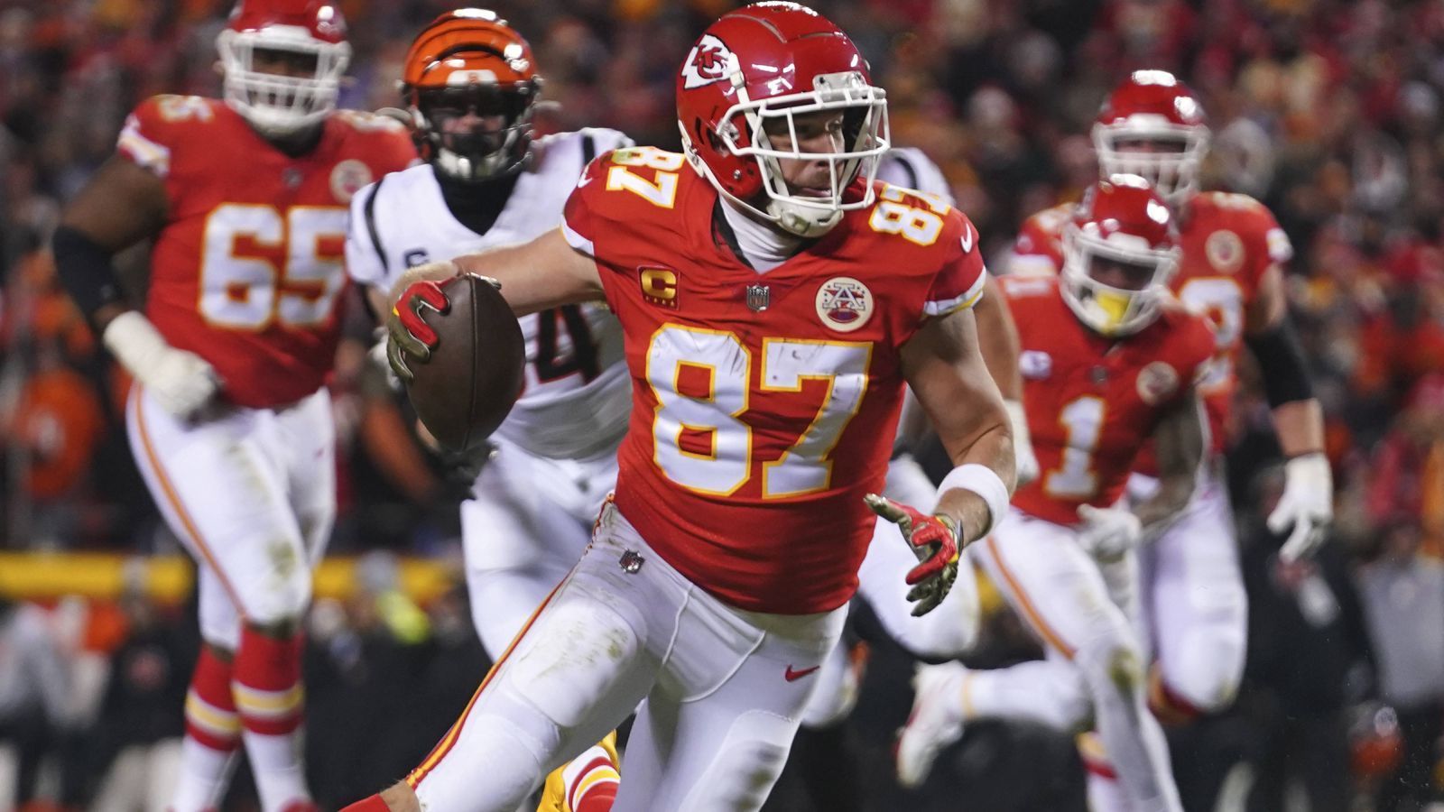 
                <strong>Travis Kelce (Kansas City Chiefs)</strong><br>
                Die Lieblingsanspielstation von Patrick Mahomes bei den Kansas City Chiefs ist nicht etwa ein Wide Receiver, sondern Tight End Travis Kelce. Obwohl Kelce manchmal wie ein Wide Receiver spielt und aufgestellt wird, bricht er fast sämtliche Rekorde für einen Tight End. Genau wie sein Quarterback und sein Coach ist er ein zukünftiger Hall of Famer.
              