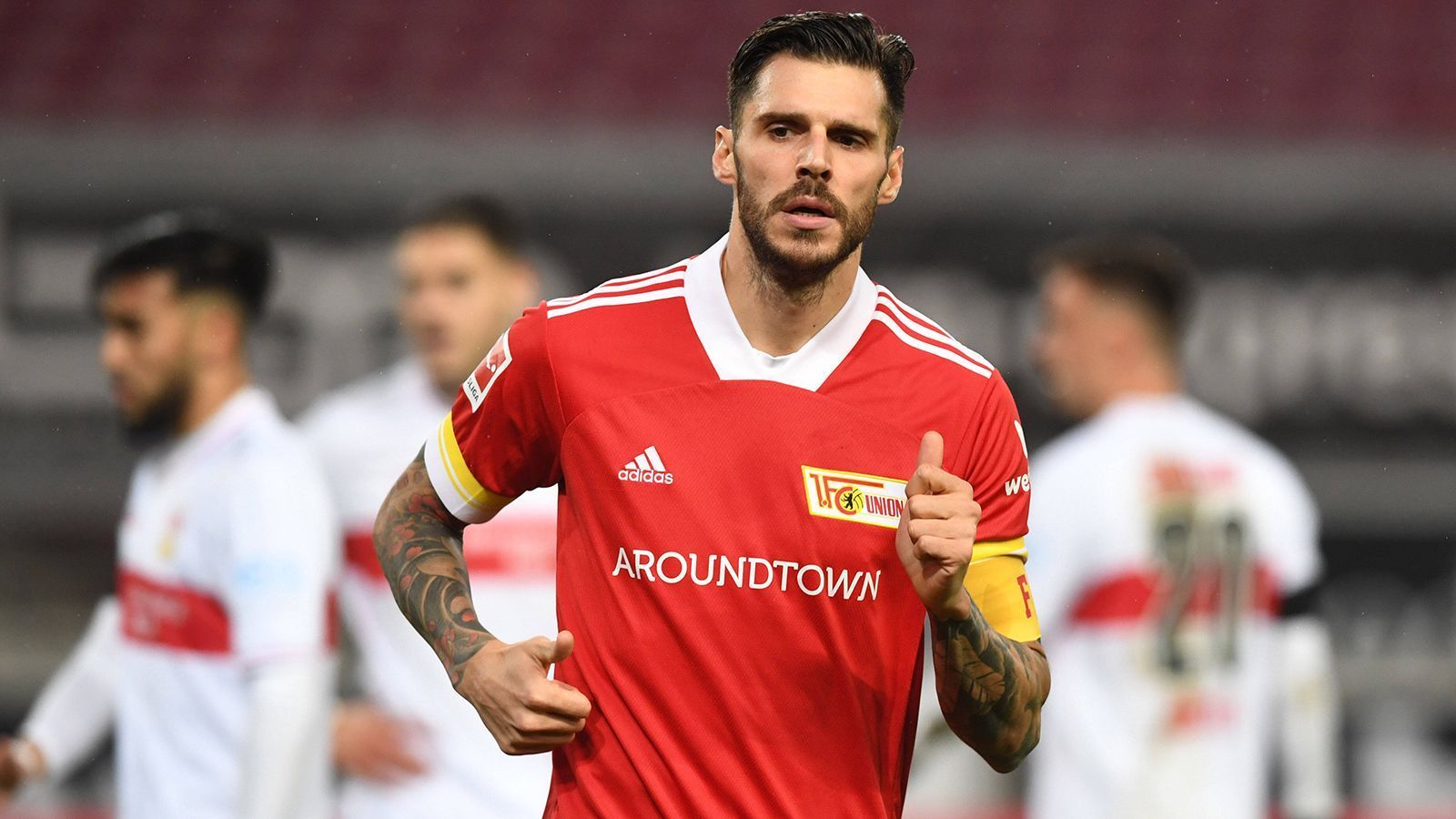 
                <strong>Christopher Trimmel (1. FC Union Berlin)</strong><br>
                Christopher Trimmel ist der Anführer, der Standardkönig und mittlerweile eine Union-Legende. Bis jetzt gibt es für den Österreicher aber keinen neuen Vertrag bei den Berlinern. In seinen bisher 44 Bundesligaspielen legte Trimmel 17 Tore vor. Im Januar 2020 verlängerte Union um eine weitere Saison, vielleicht gibt es in den nächsten Wochen die nächste Unterschrift. An Union ohne Trimmel ist ja fast nicht zu denken.
              