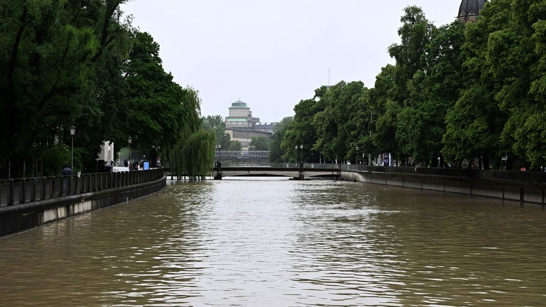 Ein sehr hoher Wasserstand der Isar ist auf der Höhe der Praterinsel zu sehen.