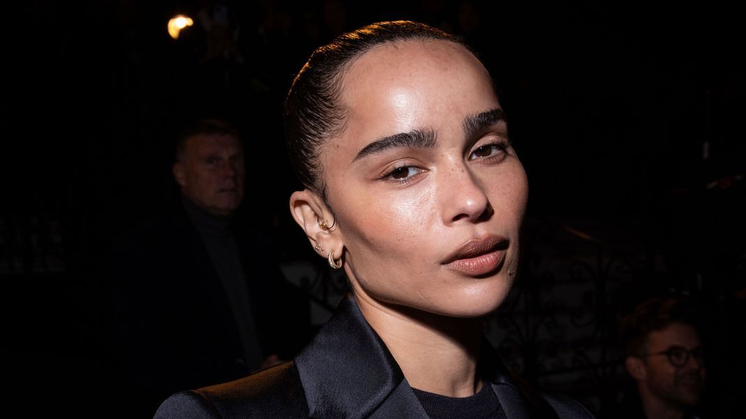 Zoë Kravitz Powder Brows geben ihrem Gesicht das nötige Drama - we love!
