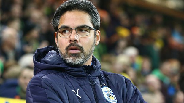 
                <strong>Dezember 2016: David Wagner soll kommen</strong><br>
                Und auch vor dem Kellerduell in Gladbach trat in Wolfsburg natürlich keine Ruhe ein - im Gegenteil. Innenverteidiger Philipp Wollscheid wurde nach einem verbalen Aussetzer gegen ein Mitglied des Trainerstabs suspendiert. Dass David Wagner, Trainer des englischen Zweitligisten Huddersfield Town, schon als möglicher Ismael-Nachfolger in der Winterpause gehandelt wird, macht die aktuelle Situation des VfL nicht leichter. Für das letzte Spiel im Krisen-Jahr 2016 ist der Druck nochmals besonders hoch.
              