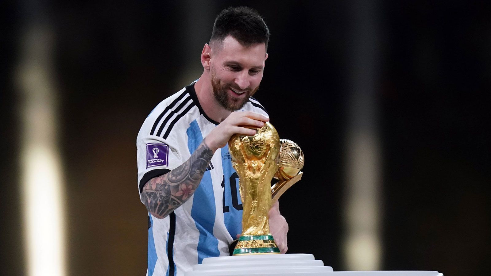 
                <strong>Man of the Match im Finale: Lionel Messi (Argentinien)</strong><br>
                Messi ergatterte obendrein auch den Award als Man of the Match. Weil die Verleihung nicht im Bild zu sehen war, sehen wir hier seine erste Annäherung an den WM-Pokal. 2018 war Antoine Griezmann ausgezeichnet worden.
              