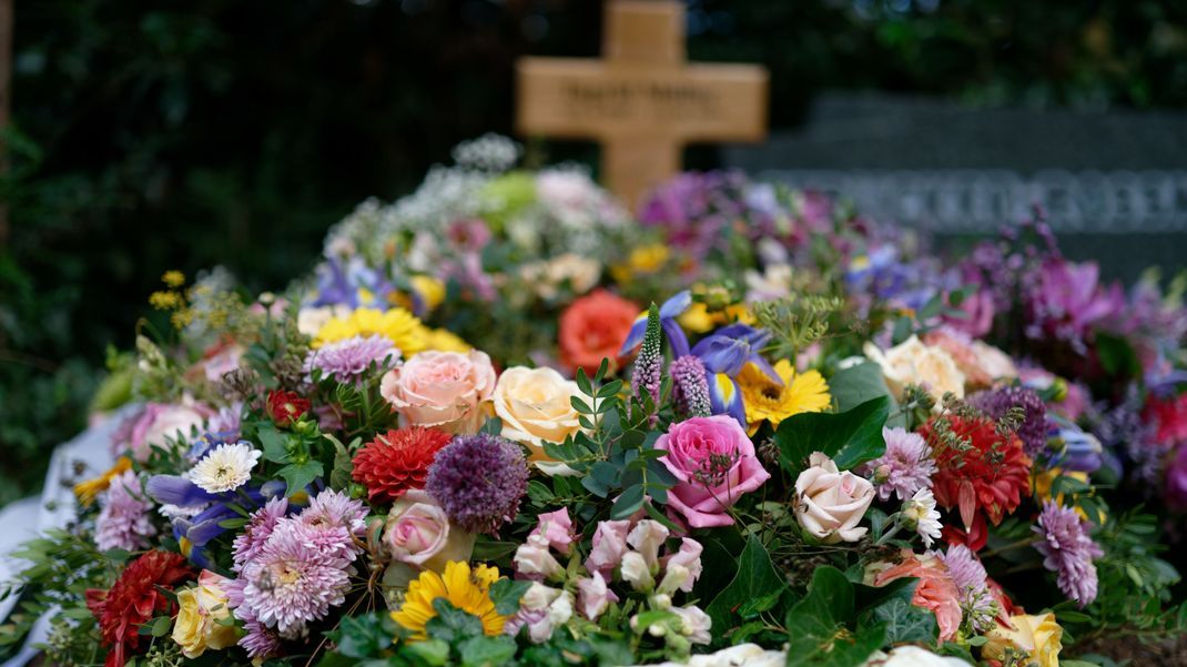 Bunte Blüten oder pflegeleichtes Grün? Tipps für die Grabpflege im Frühling.