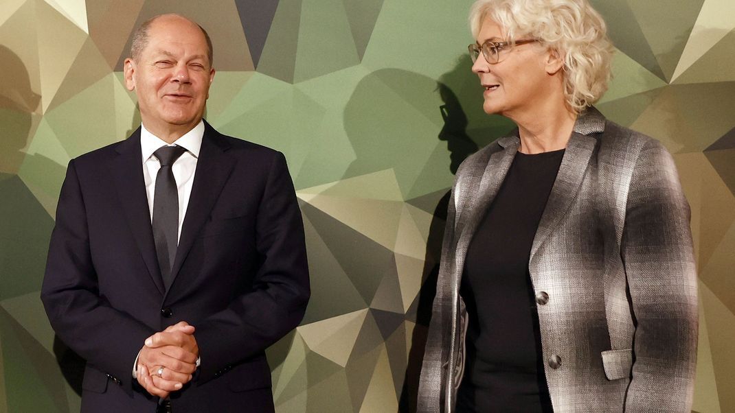 Kanzler Scholz und die inzwischen zurückgetretene Verteidigungsministerin Lambrecht.
