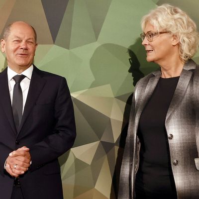 Kanzler Scholz und die inzwischen zurückgetretene Verteidigungsministerin Lambrecht.