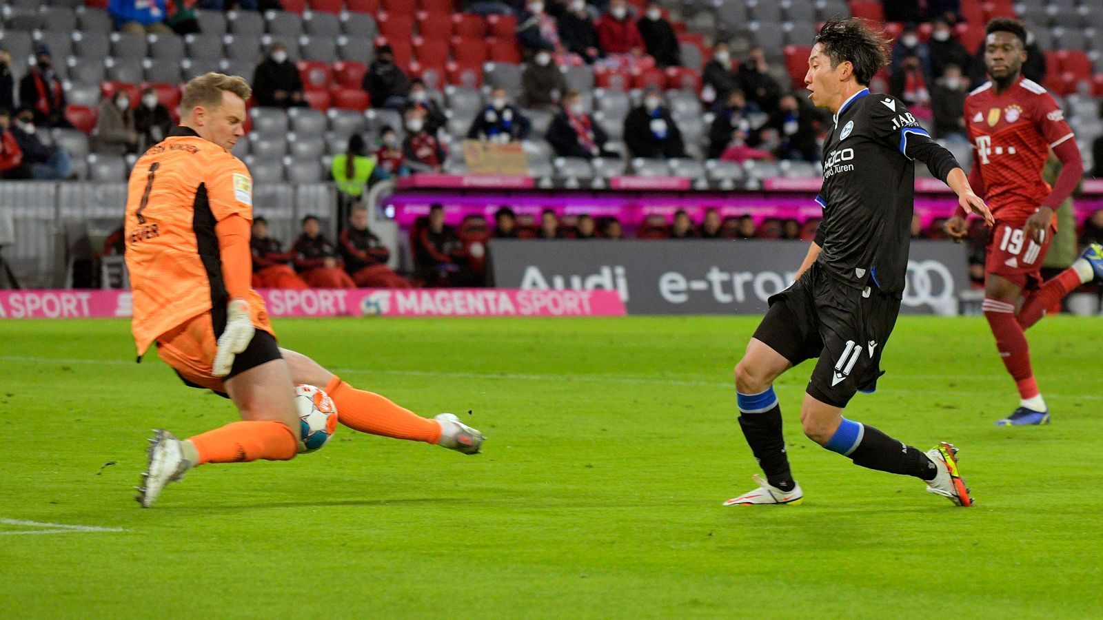 
                <strong>Manuel Neuer</strong><br>
                Ist sehr selten gefordert, was an der Dominanz der Bayern liegt, die nach kurzer Findungsphase zu Beginn nur selten den Ball abgeben. Steht meist hoch in der eigenen Hälfte, unterbindet so mögliche Konter. Wenn er gebraucht wird, steht er gewohnt souverän auf dem Posten. Kann sich aber auch nicht groß auszeichnen. ran-Note: 3
              