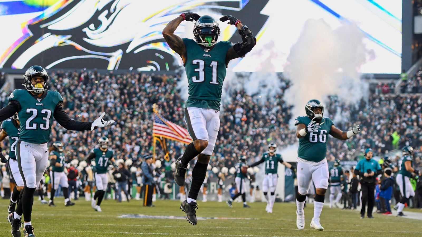 
                <strong>Philadelphia Eagles – die Ausgangssituation</strong><br>
                Der Super-Bowl-Sieger vom Februar 2018 erreichte vergangene Saison zum dritten Mal in Folge die Playoffs – allerdings mit einer mäßigen Bilanz von 9-7. In der Wild-Card-Round scheiterte Philadelphia an Seattle. Die Offense belegte Platz 14 der NFL, die Defense Platz 10. Einige bekannte Gesichter werden kommende Saison fehlen. Safety Malcolm Jenkins ist zu den New Orleans Saints abgewandet. Der Vertrag von Offensive Tackle Jason Peters ist ausgelaufen. Dafür angelte sich die Franchise in Darius Slay einen Cornerback, der die vergangenen drei Spielzeiten stets in den Pro Bowl gewählt wurde.    
              