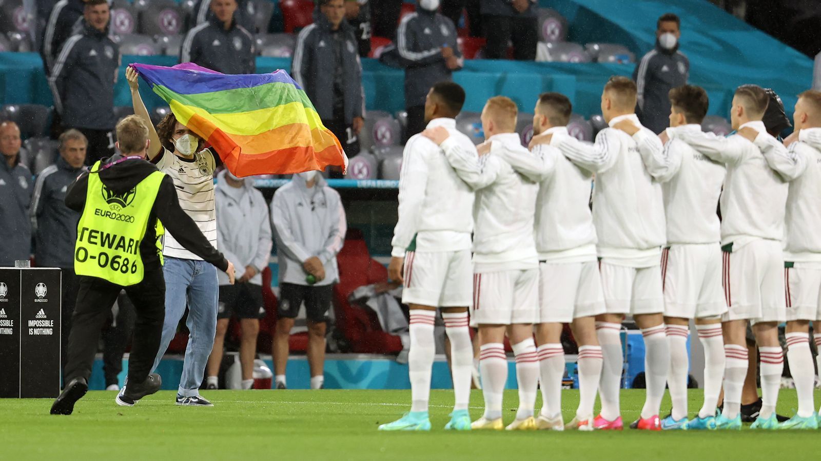 
                <strong>Unschöne Szene während der Hymne</strong><br>
                Während der Nationalhymne Ungarns schaffte es ein Flitzer bis auf das Spielfeld und vor die Mannschaft der Gäste. Dort protestierte er für einige Sekunden mit einer Regenbogenfahne, ... 
              