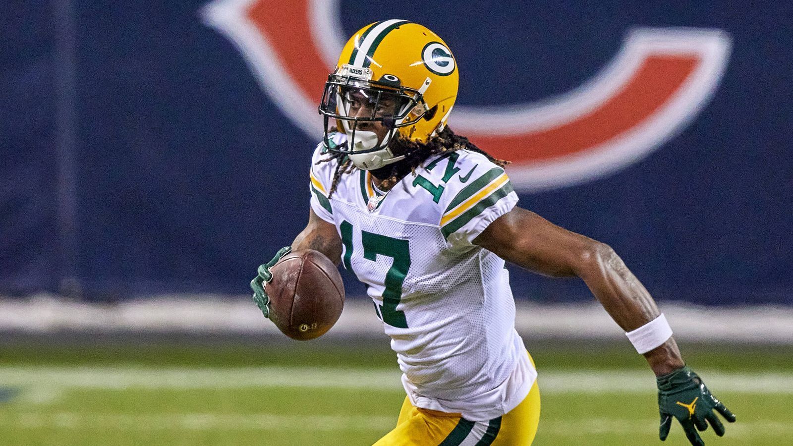 
                <strong>Davante Adams</strong><br>
                Der Superstar. Seit Jahren ist er das Lieblingsziel von Quarterback Aaron Rodgers und ebenso lange gilt er als einer der besten Receiver der Liga. An ihm führt kein Weg vorbei. Der Zweitrundenpick des Drafts 2014 fing in der vergangenen Saison in 14 Spielen 115 Pässe für 1374 Yards und 18 Touchdowns. Er wurde in das First Team All-Pro berufen und in den Pro Bowl gewählt. Das Aushängeschild, doch hinter ihm fällt es qualitativ deutlich ab.
              