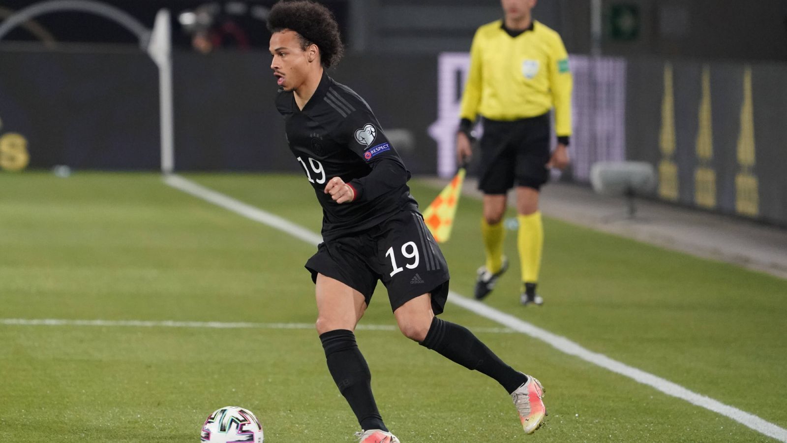 
                <strong>Leroy Sane</strong><br>
                Mit seiner Geschwindigkeit von Islands Defensive nur schwer zu stoppen. Das zweite Deutschland-Tor bereitet er mustergültig vor. Vor allem mit den Bayern-Kollegen Kimmich, Goretzka und Gnabry harmoniert er gut. Verletzt sich kurz vor der Pause, macht aber zunächst weiter. Kann aber nicht mehr an die Leistung aus Halbzeit eins anknüpfen. In der Schlussphase kommt Timo Werner für ihn. ran-Note: 2
              