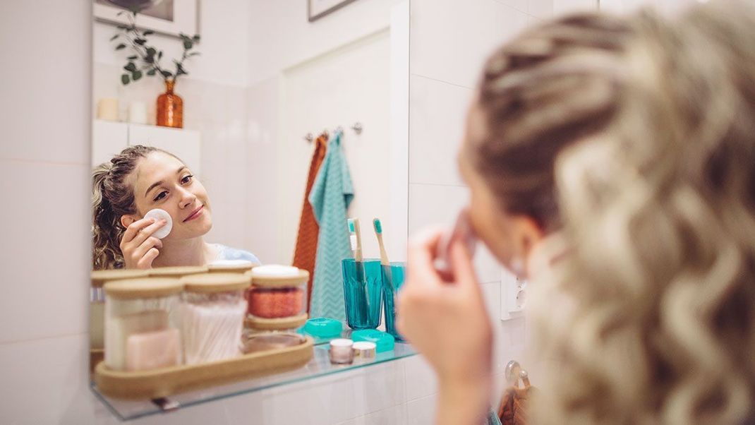 Maskne – ein unschöner Begleiter, der leider durch die schützende Gesichtsmaske hervorgerufen wird. Wir haben effektive Pflege-Tipps für dich, wie du Maskne entgegenwirken kannst!