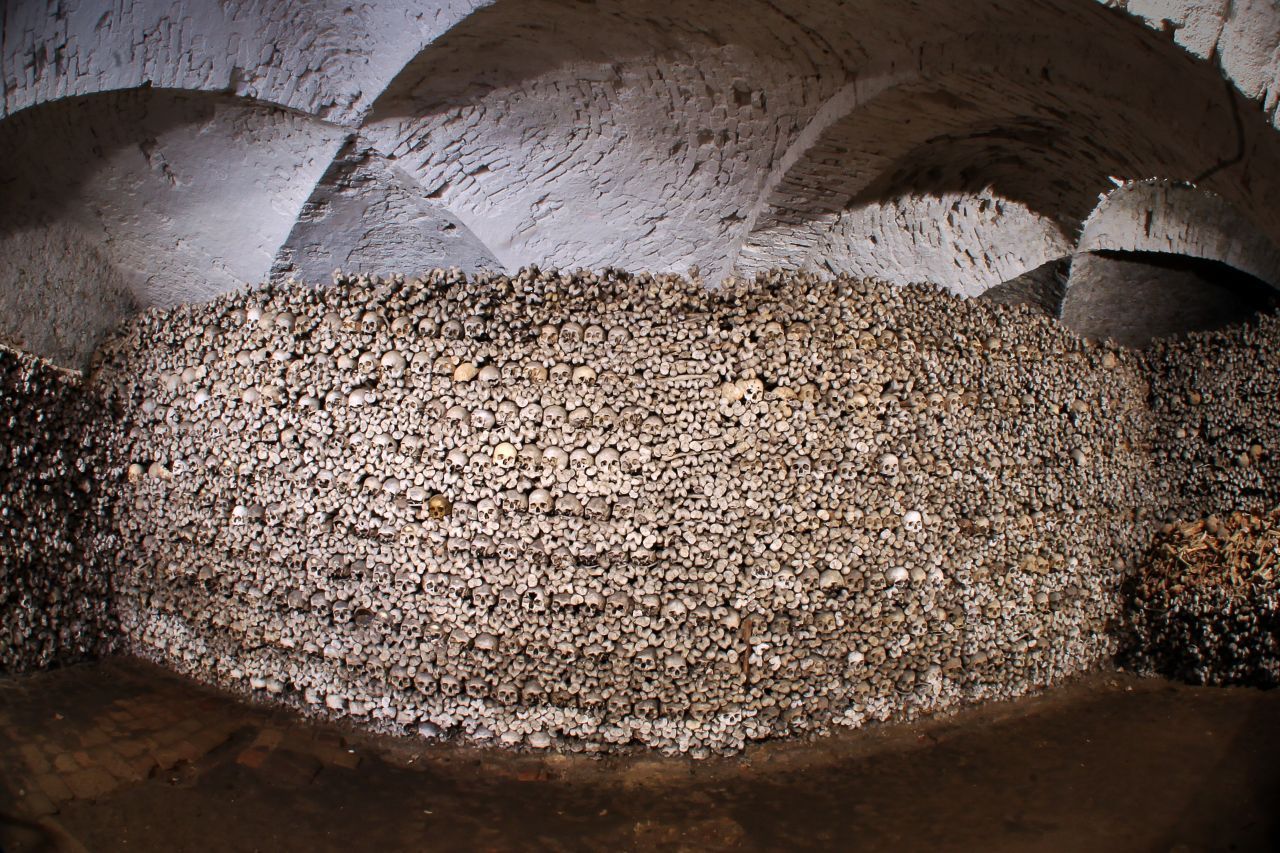 Im Beinhaus von Oppenheim, das sich unter der Michealskapelle befindet, lagern die Überreste von rund 20.000 Bürger*innen. Sie stammen aus der Zeit zwischen 1400 und 1750, als Grabplätze rar waren - aufgrund von Hungersnöten, Kriegen und Seuchen. 