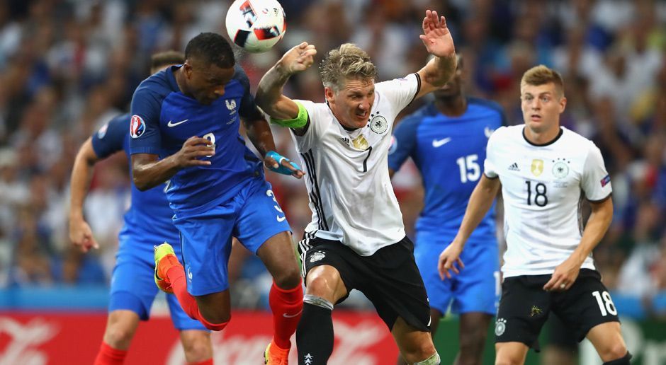 
                <strong>Die 10 emotionalsten deutschen EM-Momente</strong><br>
                Nach einer Ecke ging Bastian Schweinsteiger mit der Hand zum Ball. Wieder, wie gegen Italien, gab es einen Hand-Elfmeter gegen Deutschland! Diesen verwandelte Antoine Griezmann zum 1:0 in der Nachspielzeit der ersten Halbzeit. 
              