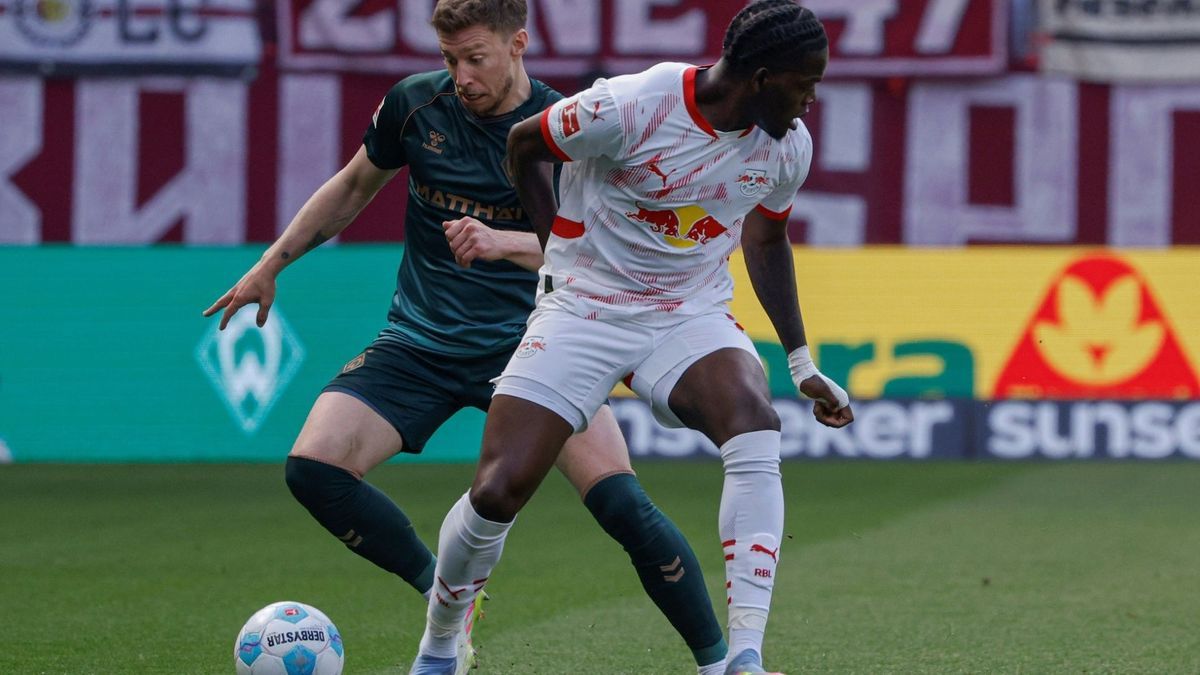 Leipzigs Castello Lukeba (r.) spielt für Frankreich