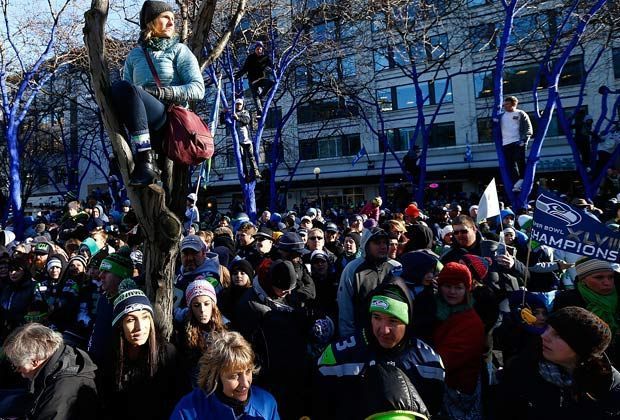 
                <strong>Volle Straßen</strong><br>
                Wie hätte es auch anders sein können: Trotz winterlicher Temperaturen sind die Straßen in Seattle voll. Wer weiß, wann es das nächste Mal einen Super-Bowl-Champion zu bestaunen gibt.
              