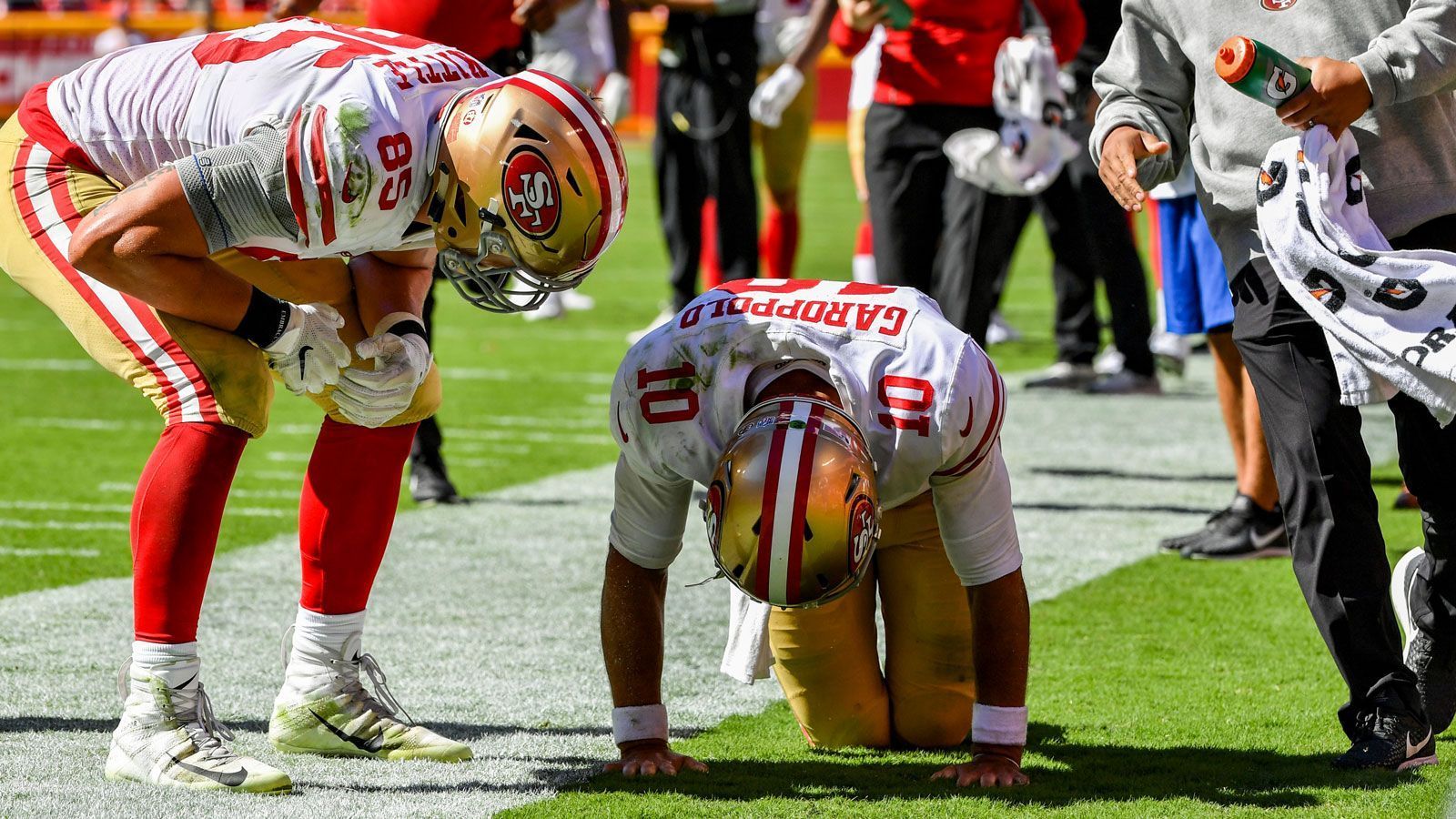 
                <strong>Jimmy Garoppolo (San Francisco 49ers)</strong><br>
                Die schlimmsten Befrüchtungen haben sich bewahrheitet: Jimmy Garoppolo hat sich bei seiner unglücklichen Bewegung während eines Runs im vierten Viertel des 27:38 seiner San Fransisco 49ers bei den Kansas City Chiefs das Kreuzband im linken Knie gerissen. Das hat ein Test am Tag nach dem Spiel ergeben. Damit ist die Saison für "Jimmy G" gelaufen. 
              