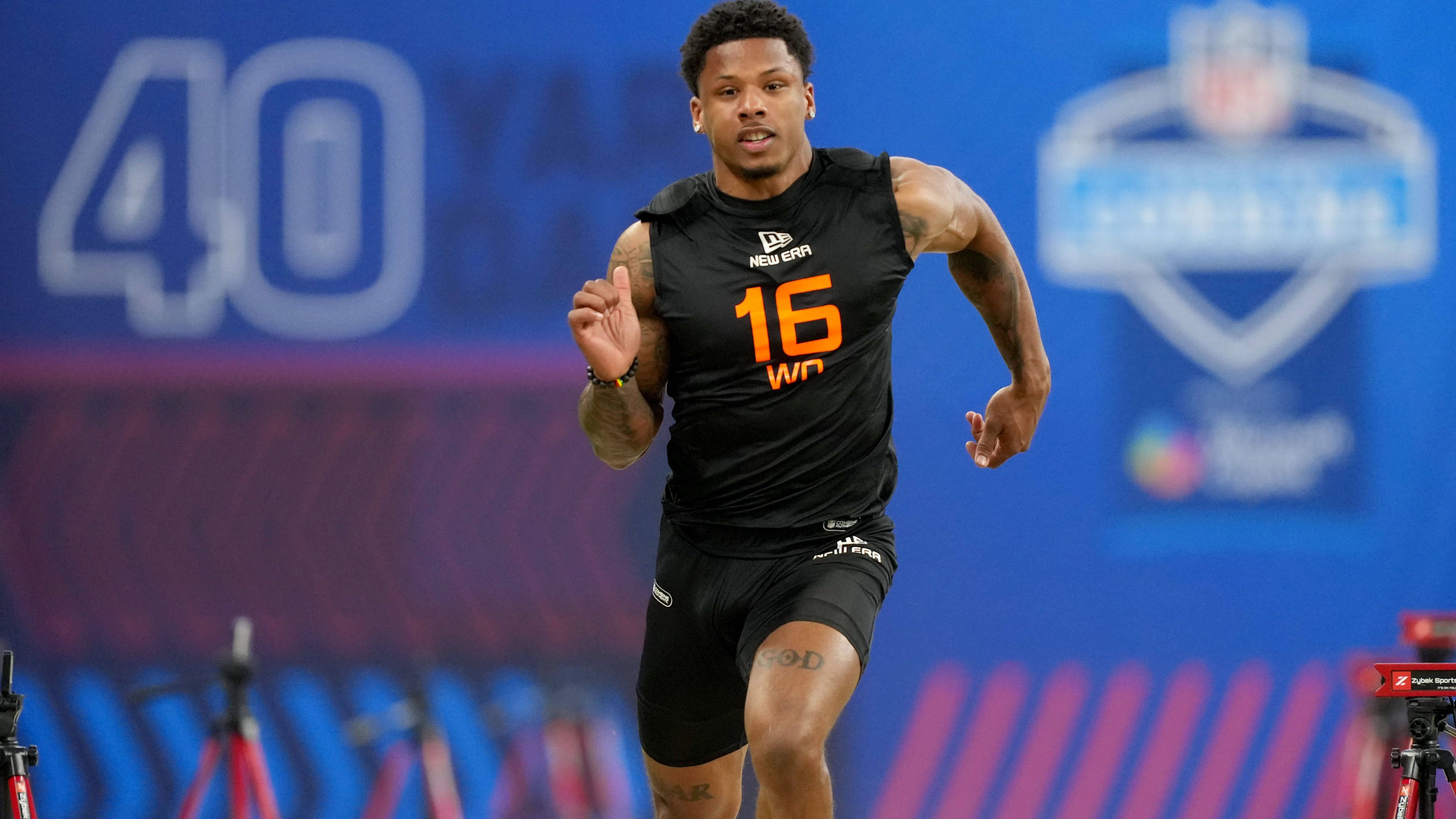 <strong>Matthew Golden (Texas): Stärken</strong><br>Beim <a data-li-document-ref="503298" href="https://www.ran.de/sports/american-football/nfl/news/nfl-scouting-combine-ist-ein-relikt-aus-alten-zeiten-bei-dem-es-nur-verlierer-gibt-ein-kommentar-503298">NFL Combine</a>&nbsp;glänzte Matthew Golden mit einer Zeit von 4,29 Sekunden über die 40 Yards. Sein Tempo ist sein Aushängeschild. Die Geschwindigkeit zeigt sich im Route Running und sobald er den Ball in den Händen hält. Mit 1,83 Metern ist er zudem kein kleiner Receiver, er verfügt also über einen gewissen Catch-Radius. Er kann außerdem als Returner eingesetzt werden.