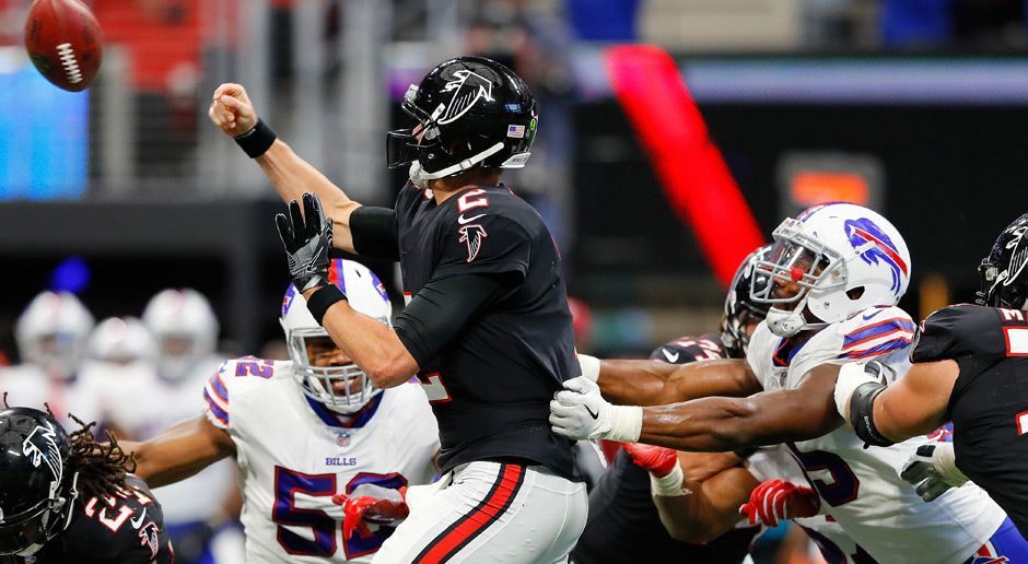 
                <strong>Gewinner: Bills-Defense</strong><br>
                Buffalo-Bills-Defense: How 'bout them Bills? Kein Team hat nach vier Spieltagen weniger Punkte zugelassen als Buffalo - nur 54. Die Defense frustrierte am Wochenende nicht nur Matt Ryan. Zwar fielen mit Julio Jones und Mohamed Sanu zwei Stars im Spiel der Atlanta Falcons weg, doch die ansonsten so stark besetzte Offense hatte wenig gegen Micah Hyde, Preston Brown & Co. auszusetzen. Viel mehr: Sie zwangen Quarterback Ryan zu zwei Interceptions, hielten auch in der Schlussphase dem Druck stand und entführten den Sieg aus der Mercedes-Benz-Arena.
              