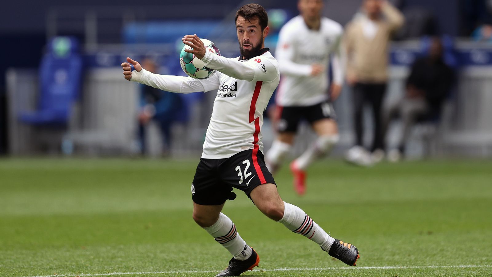 
                <strong>Amin Younes (Eintracht Frankfurt)</strong><br>
                Bei Eintracht Frankfurt ist Amin Younes mal wieder im Fokus, obwohl er sportlich gar keine Rolle mehr spielt. Laut "Bild" steht eine fristlose Kündigung im Raum, weil der 28-Jährige trotz mehrmaliger Aufforderung durch die Hessen dem Training fernbleibt. Angefangen hat das Ganze mit einem gescheiterten Sommertransfer des Offensivspielers nach Saudi-Arabien. Danach kam es zu offenbar unüberbrückbaren Differenzen zwischen der Eintracht und Younes, woraufhin der Ex-Nationalspieler aus dem Kader genommen wurde. Dabei begann die Leihe des eigentlichen Neapel-Spielers in der Vorsaison verheißungsvoll, Younes war zwischendurch sogar Leistungsträger. Jetzt aber könnte die Younes-Ära bei den Frankfurtern bald unschön enden. In Neapel hat Younes noch einen Vertrag bis 2023.
              