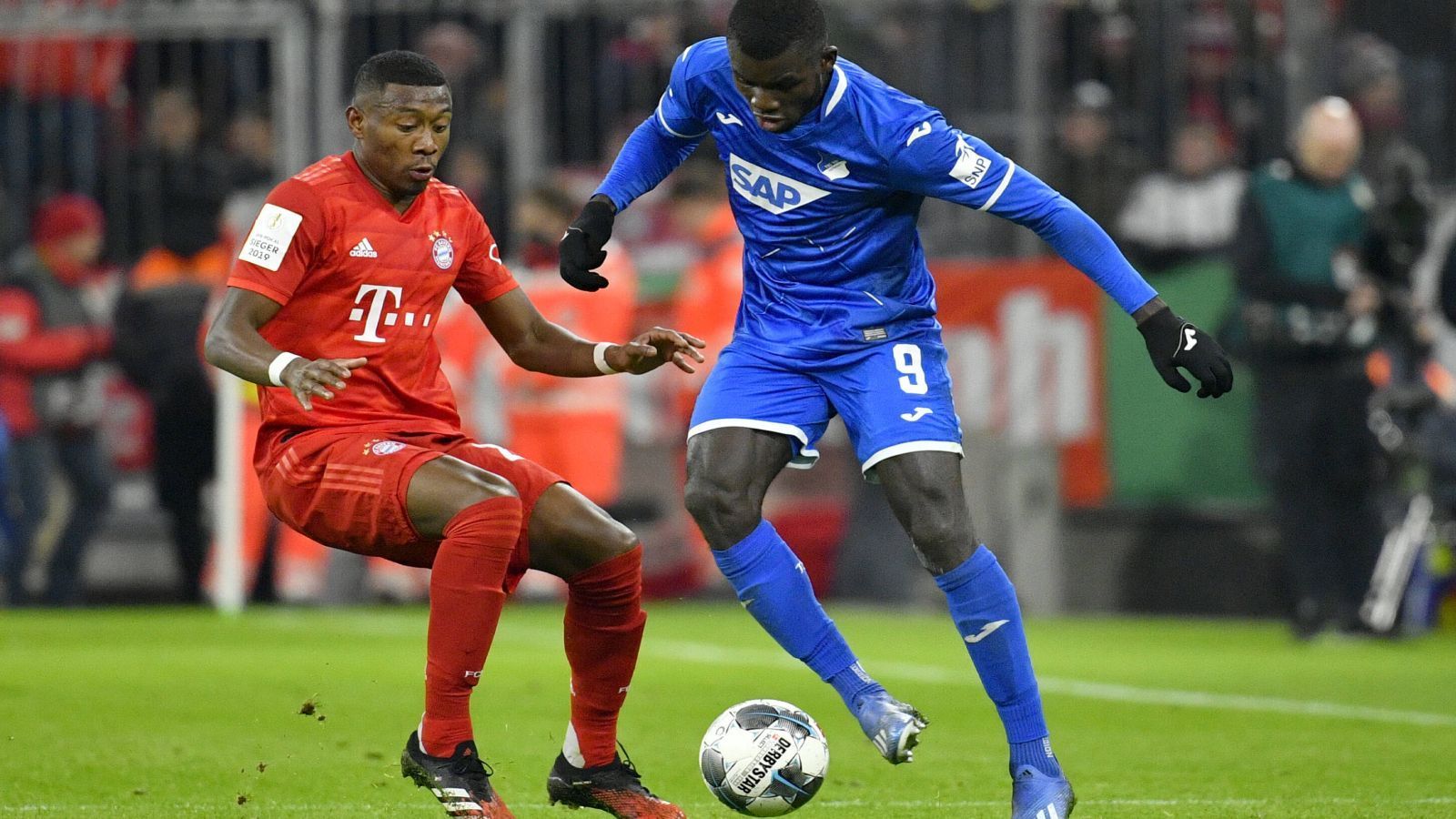 
                <strong>David Alaba</strong><br>
                Sehr spielfreudig, harmoniert gut mit Davies, auch sonst mit einer starken Übersicht. Präzise und sehenswerte Flanke auf Müller vor dem 2:1, dazu leitet er mit einer weiteren Flanke das 3:1 ein. Später nicht mehr ganz so zwingend, verliert defensiv den entscheidenden Zweikampf vor dem 2:4 gegen den Torschützen Dabbur. ran-Note: 3
              