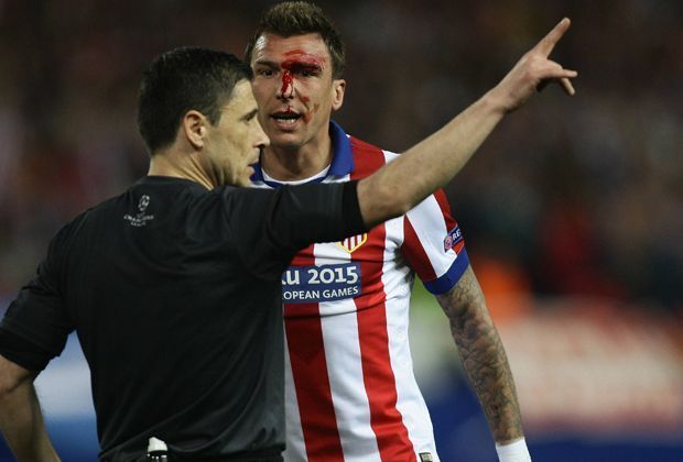 
                <strong>Mario Manduzukic vs Sergio Ramos</strong><br>
                "Hey Schiri, siehst Du nicht, dass ich blute?" Mandzukic beschwert sich bei Schiedsrichter Milorad Mažić. Aber der Referee aus Serbien sagt einfach nur weiterspielen. Kein Foul, keine Gelbe Karte, keine Rote, kein Elfmeter.
              