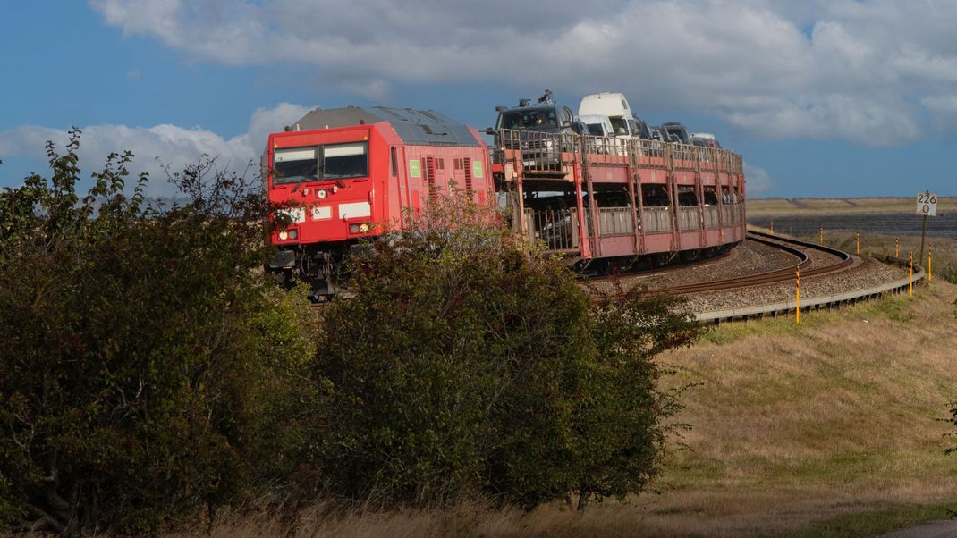 Autoreisezug auf dem Hindenburgdamm bei Morsum