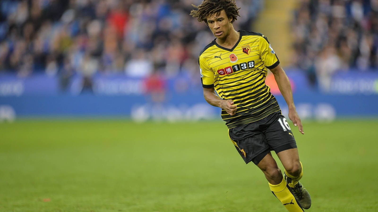 
                <strong>FC Watford</strong><br>
                So lässt er sich im März 2015 zunächst für drei Monate nach Reading ausleihen, bevor Ake im Sommer für ein Jahr an den FC Watford ausgeliehen wird. Seine Fähigkeiten auf der Sechser-Position sind dabei durchaus vorzeigbar, doch den höchsten Ansprüchen, wie sie beim FC Chelsea herrschen genügen sie nicht. Die Blues glauben aber weiter an Akes Talent und leihen ihn an den AFC Bournemouth aus. 
              