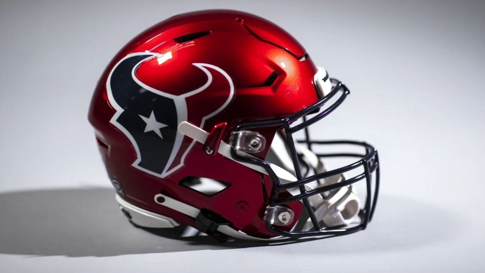 
                <strong>Houston Texans</strong><br>
                Ähnlich wie die Panthers setzen auch die Houston Texans seit 2022 auf Minimalismus. Der dunkelblaue Helm wird für mindestens eine Partie vom rot glänzenden, fast schon Metallic-Helm abgelöst.
              