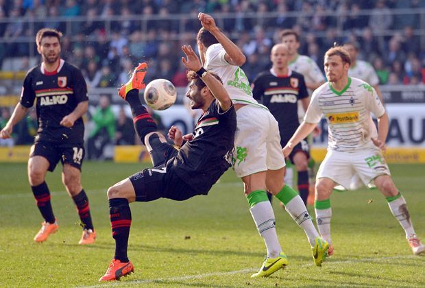 
                <strong>Borussia Mönchengladbach - FC Augsburg 1:2</strong><br>
                Doch die Ausgburger schlagen artistisch zurück - Halil Altintop erzielt in dieser Situation den Ausgleich. Mit dem 1:1-Unentschieden geht es in die Halbzeit.
              