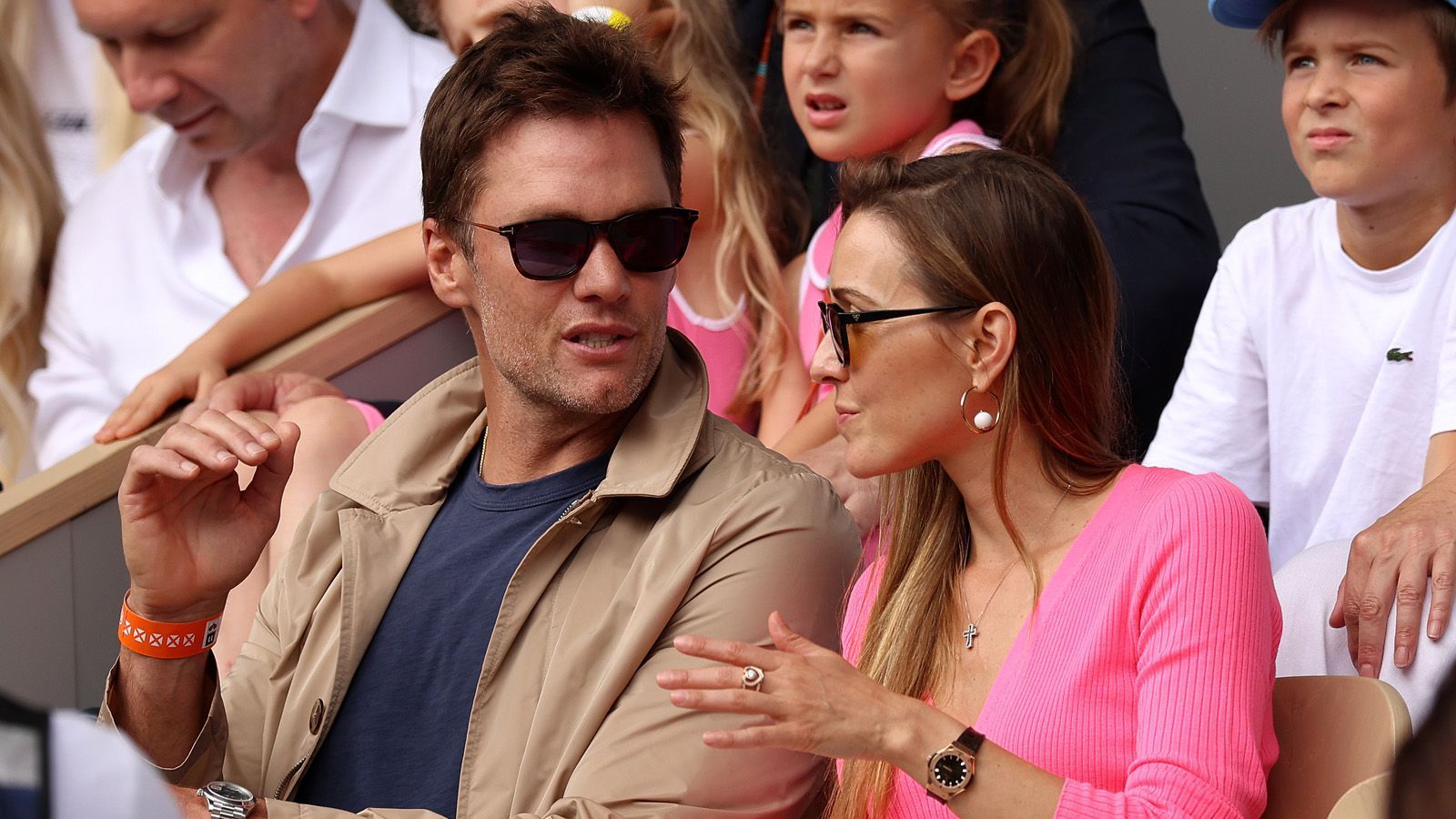 
                <strong>Tom Brady und Jelena Djokovic</strong><br>
                Jedes Jahr geben sich bei den French Open in Paris die Promis die Klinke in die Hand. Dieses Jahr lässt sich sogar der Super-Promi schlechthin blicken. NFL-Legende Tom Brady outet sich in Roland Garros als Novak-Djokovic-Fan. ran zeigt die Promis beim Finale von Roland Garros.
              