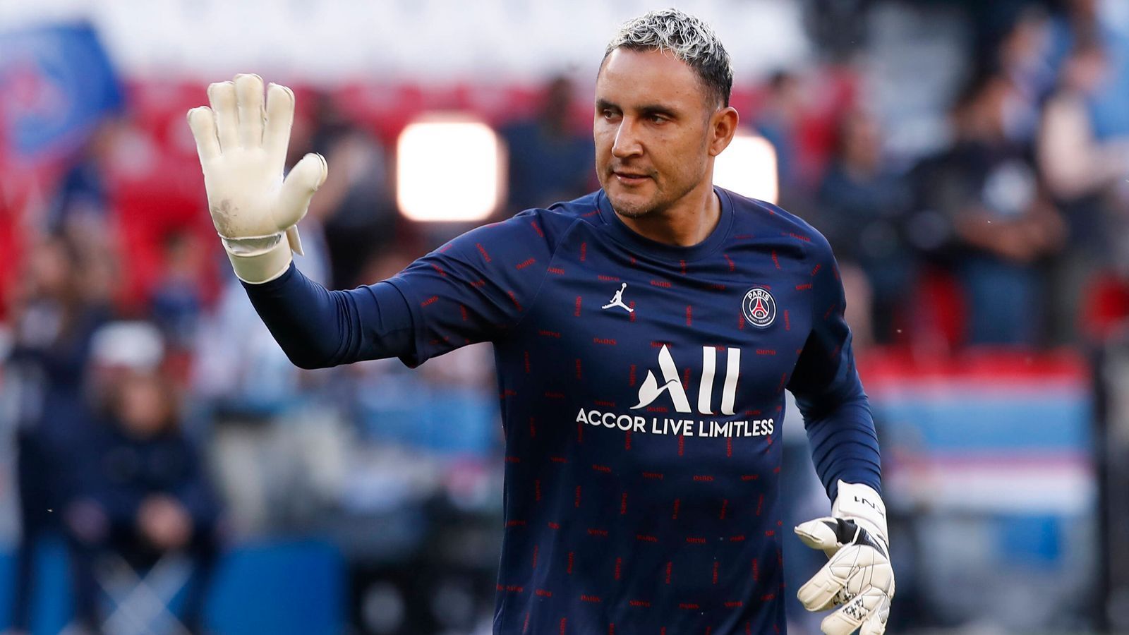 
                <strong>Keylor Navas</strong><br>
                Das Wechselspiel zwischen den Pfosten hat bei Keylor Navas und auch Gianluigi Donnarumma ganz offensichtlich Spuren hinterlassen. Beide Keeper äußerten sich des Öfteren kritisch über die Konstellation im PSG-Tor. Navas soll Berichten zufolge zwar grundsätzlich an einem Verbleib in Paris interessiert sein, aber eben nicht noch ein weiteres Jahr unter den Voraussetzungen einer Rotation. Der designierte, neue PSG-Sportdirektor Luis Campos will Navas aber laut "Goal" und Spox" im Sommer 2022 verkaufen. Zuletzt gab es Gerüchte, dass Premier-League-Klub Newcastle United den 35-jährigen Costa Ricaner verpflichten möchte. Der PSG-Vertrag von Navas läuft noch bis 2024.
              