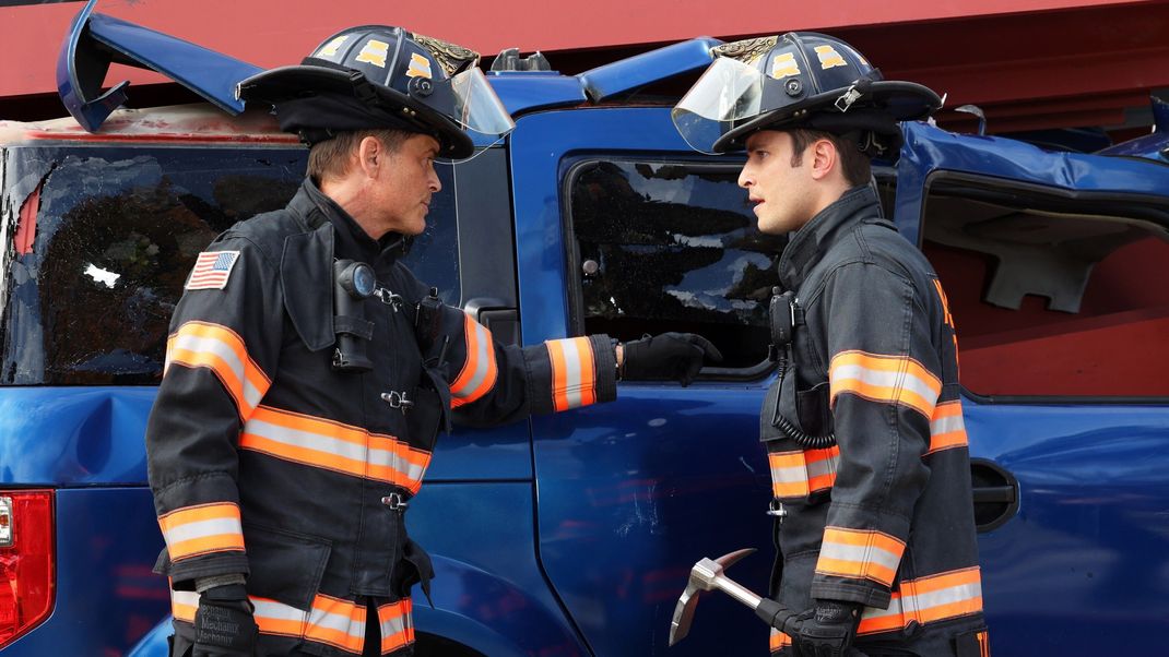 Rob Lowe (links) und Ronen Rubinstein haben bei "9-1-1: Lone Star" alle Hände voll zu tun. Das Finale soll sogar noch mehr Feuerwehr-Action beinhalten!