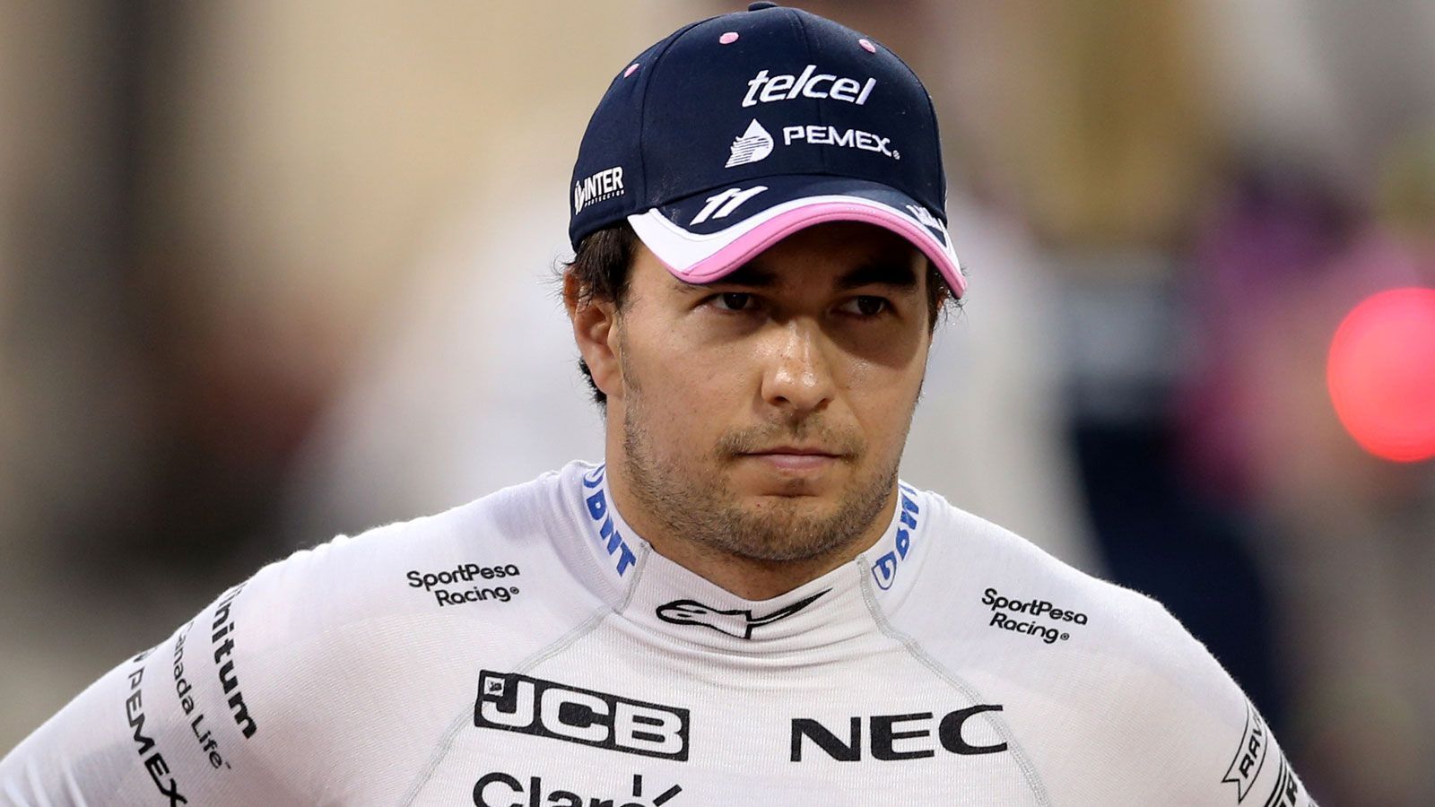 
                <strong>Sergio Perez (SportPesa Racing Point F1 Team)</strong><br>
                Seit der Saison 2011 zählt Sergio Perez (Foto) zum Stammpersonal in der Formel 1. Bei Racing Point respektive dessen Vorgänger-Team Force India sitzt der Mexikaner seit 2014 am Steuer. Der schnelle, aber unbeständige Mexikaner ist eine wichtige Konstante für das Team.Vertrag bis: Ende 2022
              