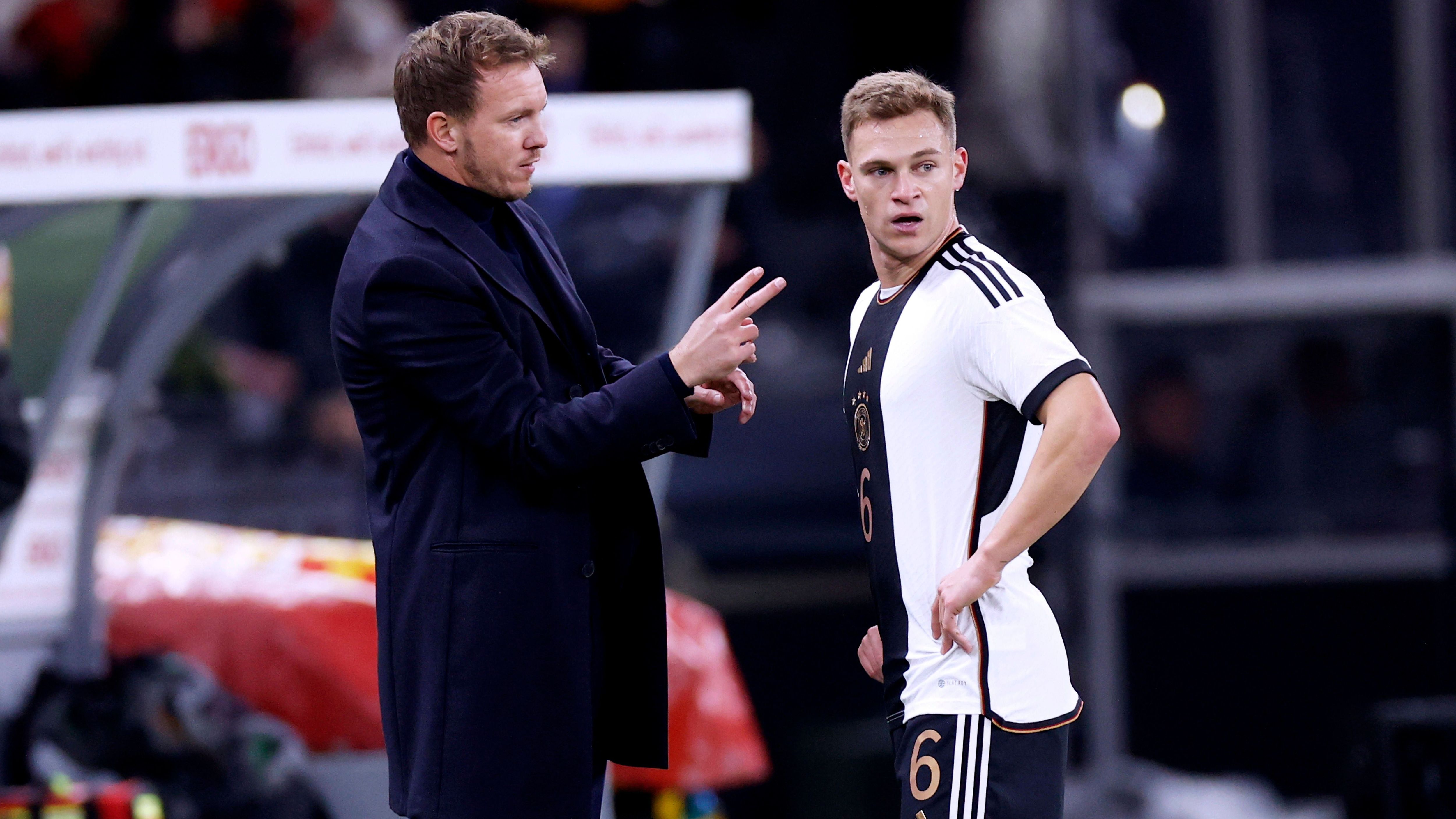 <strong>Joshua Kimmich: So wandelte er zwischen den Positionen<br></strong>Bundestrainer Julian Nagelsmann hat sich festgelegt: Joshua Kimmich wird bei der Heim-EM im Sommer als Rechtsverteidiger auflaufen. Für den 29-Jährigen ist es eine Rückkehr auf eine Position, die ihm selbst wohl nicht besonders schmecken dürfte. Denn mehrfach machte Kimmich deutlich, dass er sich im Mittelfeld sieht.
