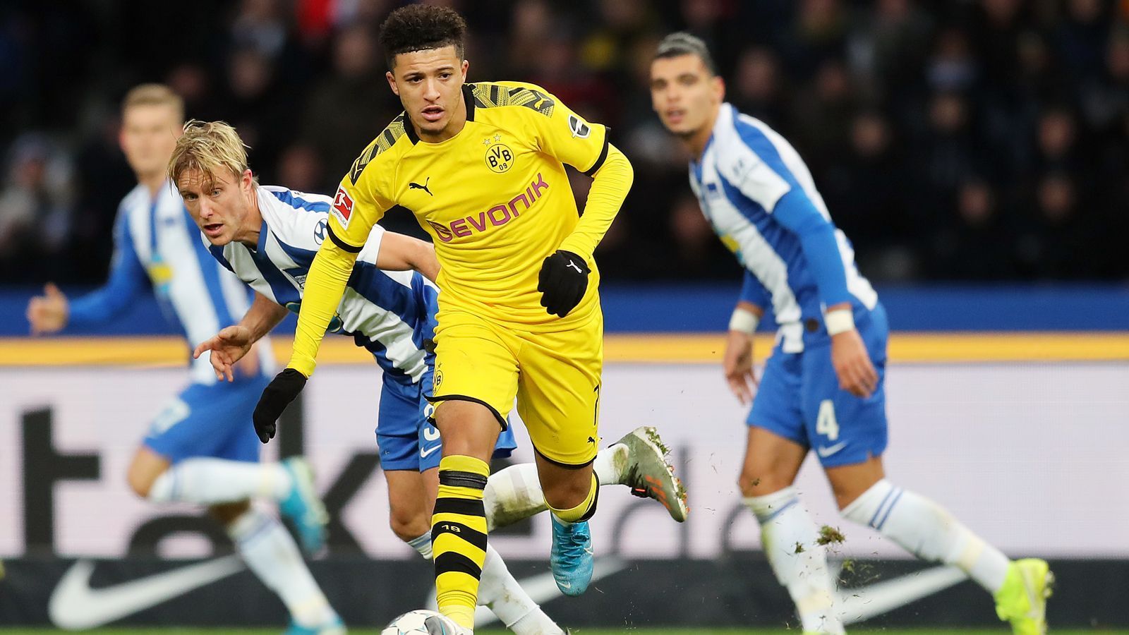 
                <strong>Jadon Sancho (Borussia Dortmund)</strong><br>
                Wie mit allen anderen, englischen Spitzenklubs, so wurde der Dortmunder Jadon Sancho zuletzt auch mit einem möglichen Wechsel zum FC Chelsea in Verbindung gebracht. Laut "Goal" sollen die "Blues" bereit sein, für den 19-jährigen Engländer eine vereinsinterne Rekordablöse zu bezahlen. Bislang liegt die höchste Ablösesumme der Chelsea-Geschichte bei kolportierten 80 Millionen Euro, die die Londoner einst für Torhüter Kepa an Athletic Bilbao überwiesen. Sanchos Vertrag in Dortmund läuft noch bis 2022 und obwohl der Nationalspieler zuletzt auch außerhalb des Platzes immer wieder für Negativ-Schlagzeilen beim BVB sorgte, will der Bundesligist das Top-Talent unbedingt bis zum Sommer 2020 halten. Laut "Sportbild" sei sowieso weder für Sancho noch die Dortmunder ein Januar-Abgang ein Thema.
              