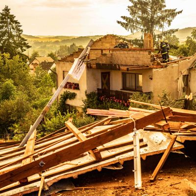 Saarland, Asweiler: Rettungskräfte arbeiten an einem zerstörten Haus, dessen Dach von einem Sturm abgedeckt wurde. 