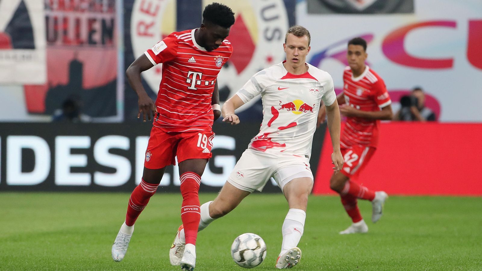 
                <strong>Alphonso Davies</strong><br>
                Lässt auf seiner linken Abwehrseite nichts anbrennen und schaltet sich – wie man es eben von ihm gewohnt ist - immer wieder in die eigene Offensive mit ein. Spielt dabei durchweg solide, ohne die ganz großen Höhepunkte im eigenen Spiel. Ein eher unauffälliger, deswegen aber noch lange nicht schlechter, Auftritt des Kanadiers. ran-Note: 3 
              