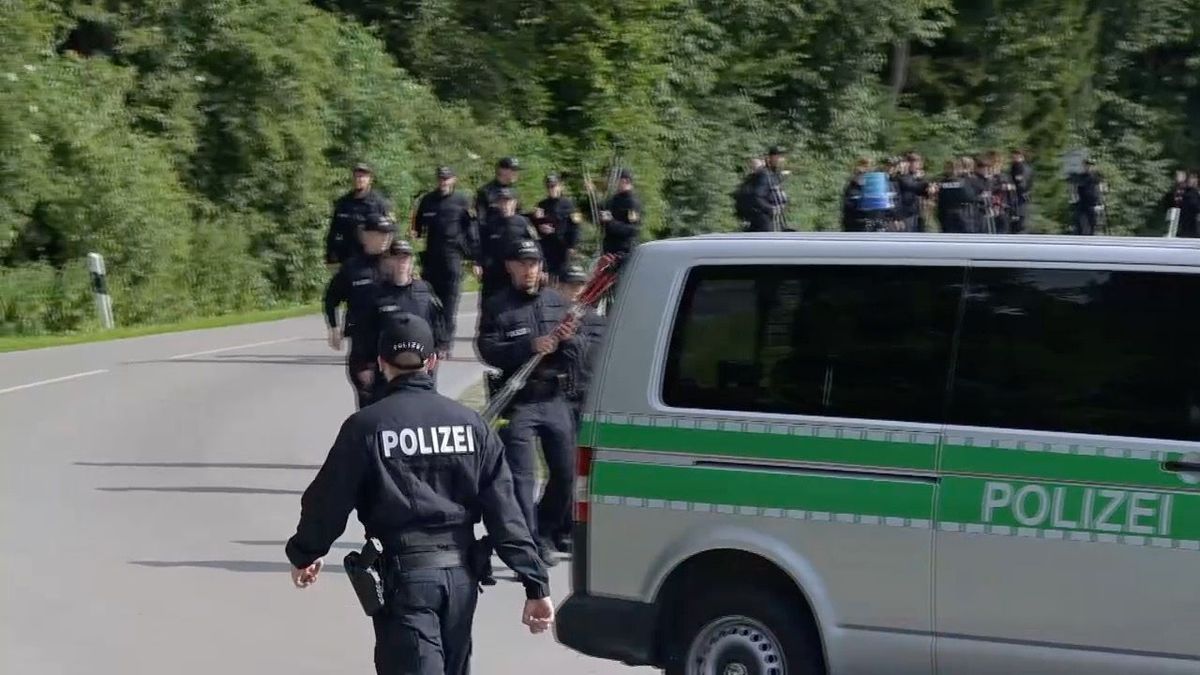 Die Polizei durchsucht ein Waldstück.