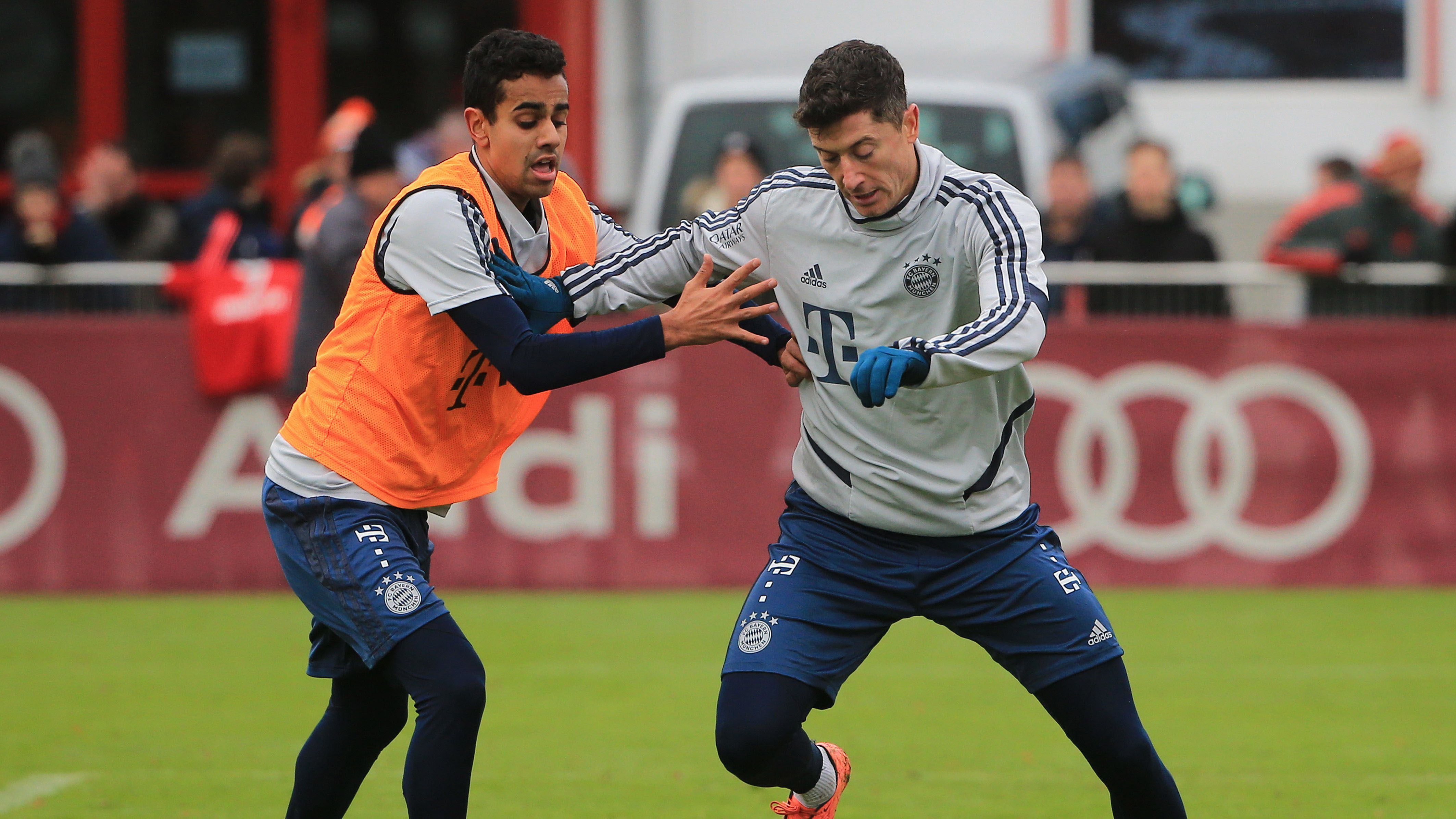 
                <strong>Sarpreet Singh (20)</strong><br>
                Mit seinen bisherigen sechs Treffern und sieben Vorlagen in der laufenden Saison ist Singh zweitbester Scorer seiner Mannschaft und schaffte es mit dieser Leistung auch ins Notizbuch von Hansi Flick. Schon bei der Sommervorbereitung und der US-Reise war Singh bei den großen Bayern dabei und seit November lässt Flick den 20-Jährigen nun auch regelmäßig bei den Profis mittrainieren. Vier Mal stand Sarpreet Singh seit Saisonbeginn im Profikader der Bayern, am 15. Spieltag in der Partie gegen Werder Bremen (6:1) feierte er sein Bundesliga-Debüt, als er in der 82. Minute für Philippe Coutinho eingewechselt wurde. Sein Ziel für die laufende Saison ist, mit den Bayern-Amateuren den Abstieg aus der 3. Liga zu verhindern und bei den Profis sein Debüt zu feiern. Einen Teil davon hat er bereits geschafft.
              