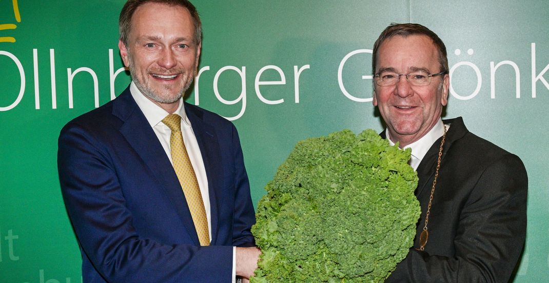 Der ehemalige Oldenburger Grünkohl-König Christian Lindner (l., FDP), Bundesfinanzminister, übergibt das Ehrenamt symbolisch in Form einer Grünkohlpflanze an Boris Pistorius (SPD), Bundesverteidigungsminister.