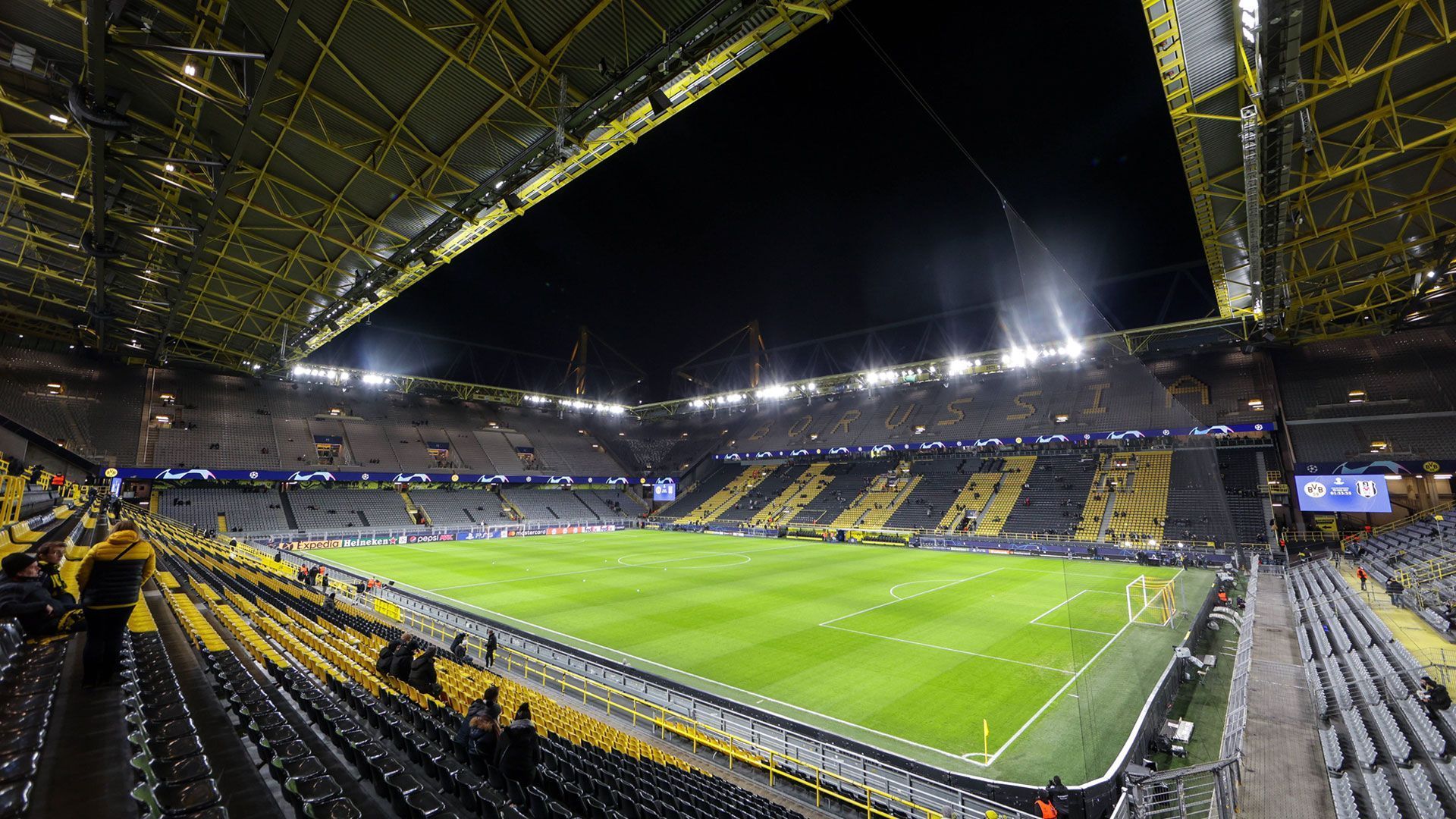 
                <strong>Platz 1: Signal Iduna Park</strong><br>
                Gesamtbewertung: 4,57 -Stadt: Dortmund (Deutschland) - Verein: Borussia Dortmund
              
