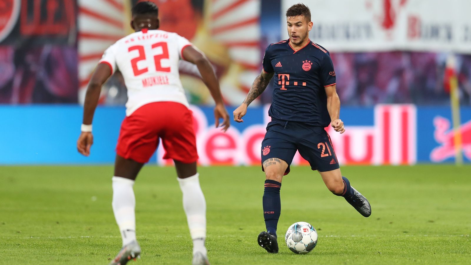 
                <strong>Lucas Hernandez</strong><br>
                Nach dem kurzfristigen Ausfall von David Alaba läuft der Neuzugang als Linksverteidiger auf. Kurz vor der Pause verschuldet der kaum geforderte Franzose nach einem Fehlpass von Thiago den Elfmeter zum zwischenzeitlichen Ausgleich. In der zweiten Halbzeit wird Hernandez in viele Duelle gegen Sabitzer gezwungen, die er jedoch häufig für sich entscheiden kann. ran-Note: 3
              