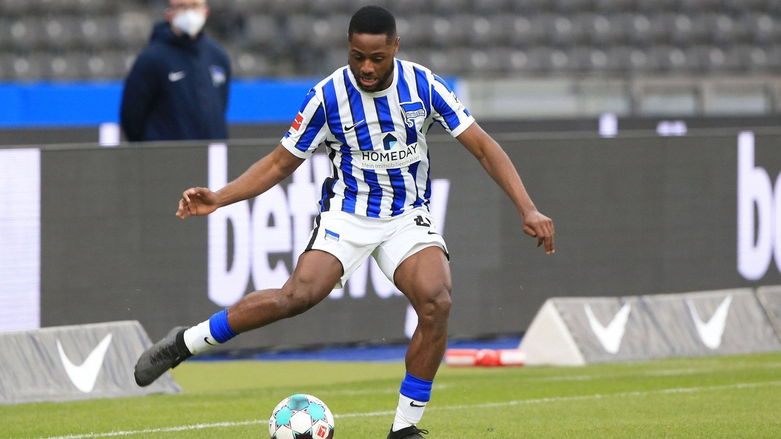 
                <strong>Deyovaisio Zeefuik (Niederlande)</strong><br>
                Neben Dilrosun schickt die Hertha in Deyovaisio Zeefuik einen weiteren Niederländer zu der U21-Europameisterschaft. Der 23-jährige Zeefuik entwickelte sich vor allem in den letzten Spielen zu einer echten Option für die Startelf und spielte in den Spielen gegen Wolfsburg (0:2), Augsburg (2:1) und Dortmund (0:2) jeweils von Beginn an. Für die niederländische U21 kommt der Rechtsverteidiger in der EM-Quali auf zwei Tore und drei Vorlagen. Zeefuik führte die ´"Jong Oranje" zudem bereits zweimal als Kapitän auf das Spielfeld.
              