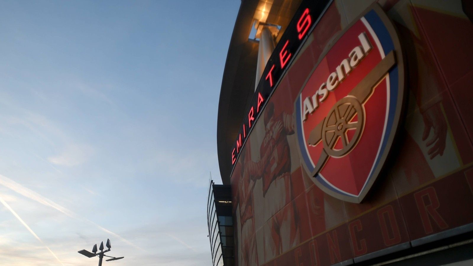 
                <strong>FC Arsenal </strong><br>
                Kroenke ist Mitbesitzer der NFL-Franchise Los Angeles Rams, ihm gehören zudem unter anderem die Colorado Avalanche aus der NHL und die Basketballer der Denver Nuggets. Laut "Forbes"-Magazin ist Arsenal mit 2,8 Milliarden Euro die Nummer acht der weltweit wertvollsten Fußball-Klubs. 
              