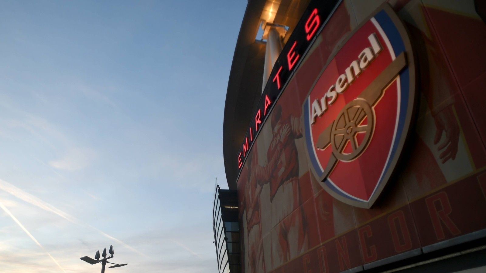 
                <strong>FC Arsenal </strong><br>
                Kroenke ist Mitbesitzer der NFL-Franchise Los Angeles Rams, ihm gehören zudem unter anderem die Colorado Avalanche aus der NHL und die Basketballer der Denver Nuggets. Laut "Forbes"-Magazin ist Arsenal mit 2,8 Milliarden Euro die Nummer acht der weltweit wertvollsten Fußball-Klubs. 
              