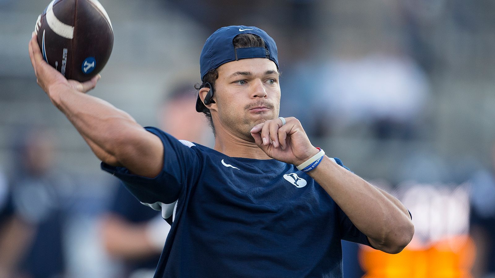 
                <strong>Jaren Hall (Quarterback, BYU)</strong><br>
                Wenn man sich die weiteren Quarterbacks des Drafts anschaut, käme auch Jaren Hall von den BYU Cougars infrage. Hall ist erst vor wenigen Tagen 25 geworden, also vergleichsweise alt für einen Rookie-Quarterback. Zum Vergleich: Bei seinem Draft 2021 war Trevor Lawrence 21 Jahre alt. In den vergangen beiden Jahren als Starter kam Hall auf insgesamt 51 Touchdown-Pässe bei 11 Interceptions. 
              