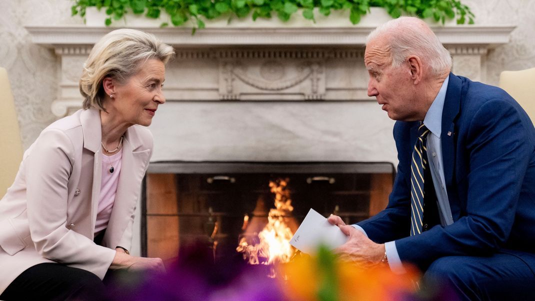 Joe Biden spricht mit Ursula von der Leyen im Oval Office des Weißen Hauses.
